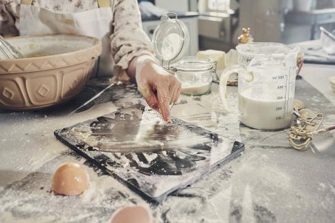 Ein MediaMarkt-Ger&auml;t, das auf der K&uuml;chenarbeitsplatte liegt und mit Backzutaten bedeckt ist.